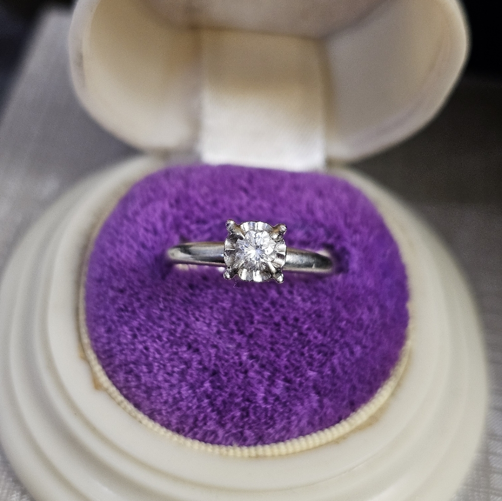 14k diamond ring vintage size 5 3/4. Resizeable by a jeweler. White gold. Stampe